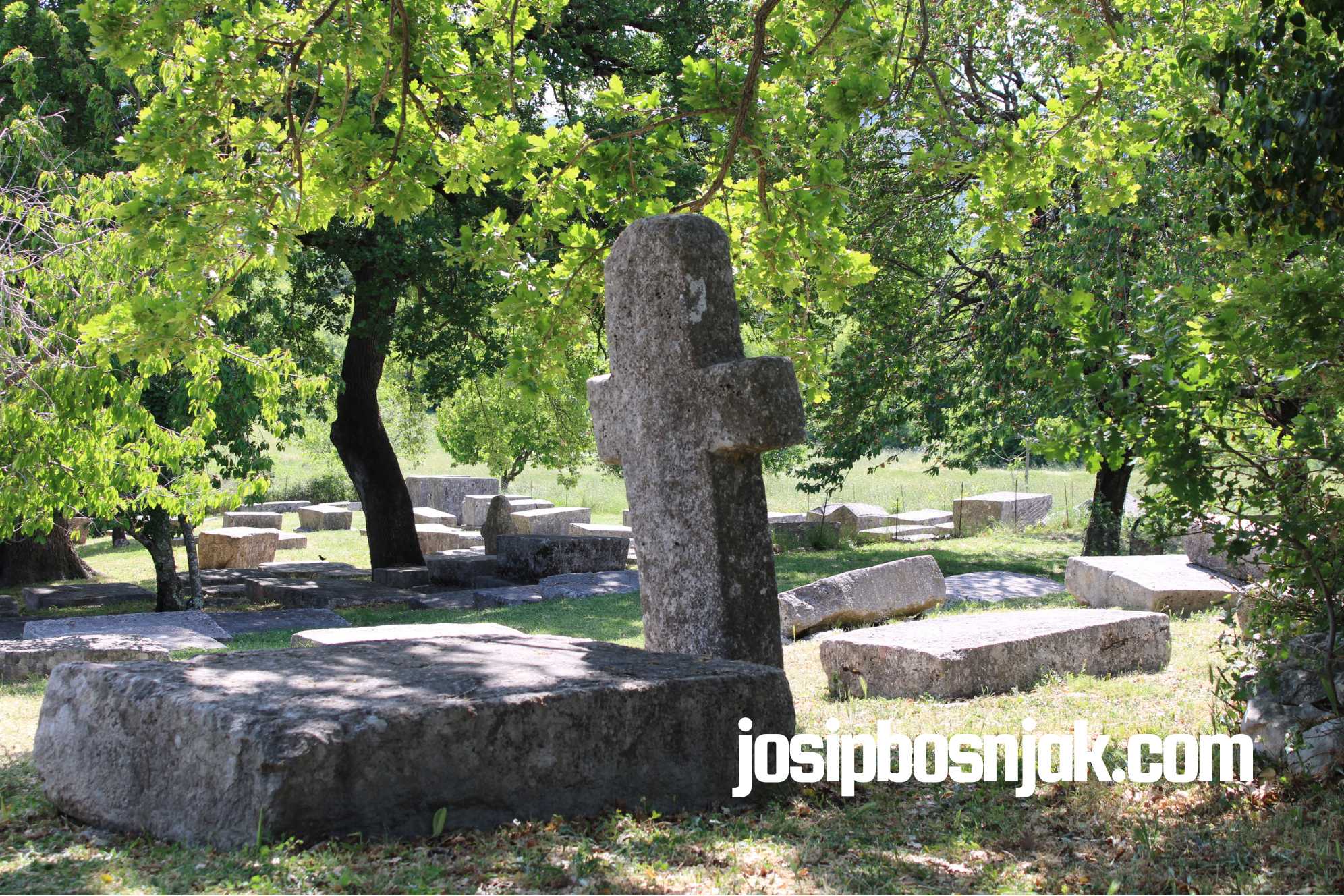 Stećak s križem, Nekropola Boljuni 2