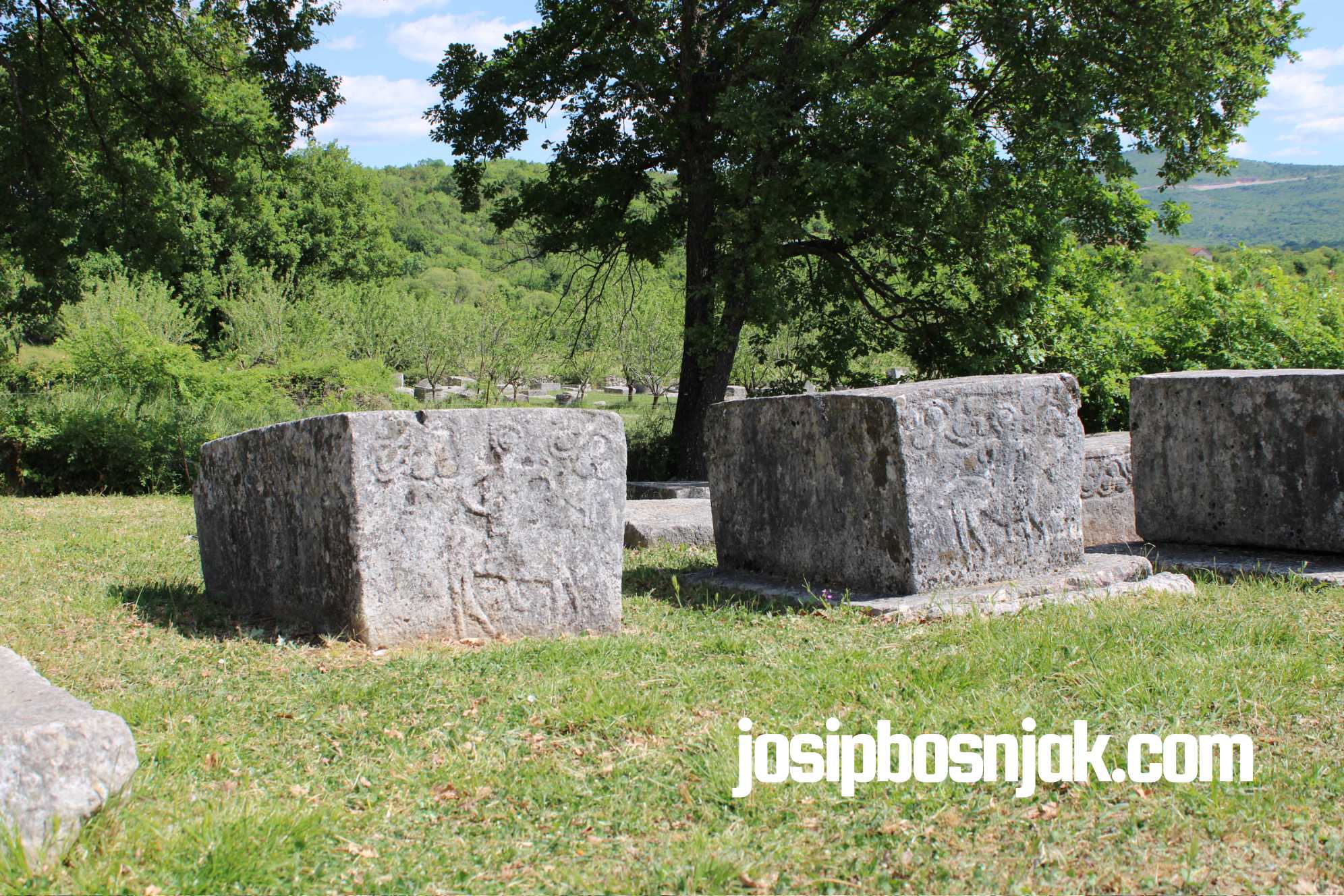Stećak s prikazom lova, Nekropola Boljuni 2